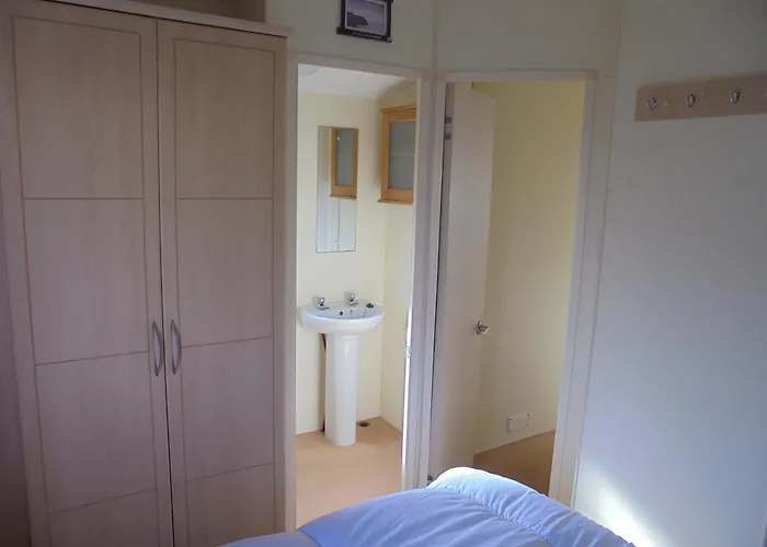 Sealands Everglade Ii:- 6 Berth, Central Heated Access To The Beach